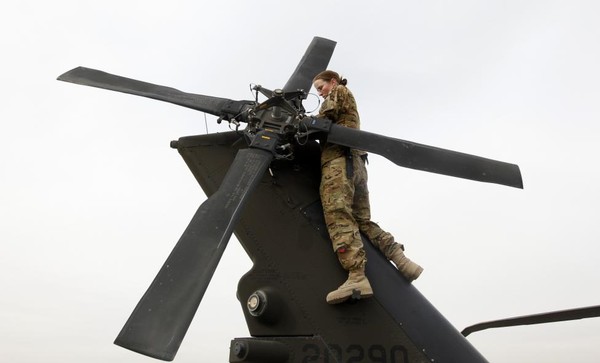 Chuyên viên kỹ thuật Nicole Derk đang tiến hành kiểm tra hệ thống phần đuôi máy bay trực thăng tại tỉnh Logar, phía Đông Afghanistan.